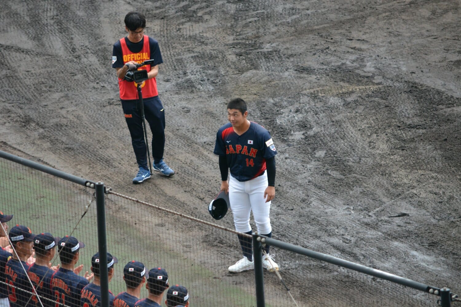 脱帽して球場の歓声に応える末吉良丞　©Takarin Matsunaga