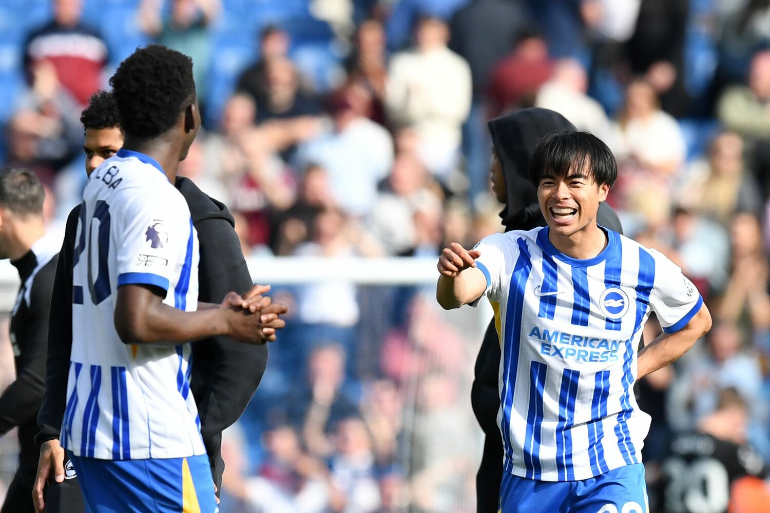 ウエストハム戦後、劇的逆転ゴールを決めたバレバ(21歳)を称える三笘。左手で腰を押さえている【1枚目/全2枚】 ©AFLO