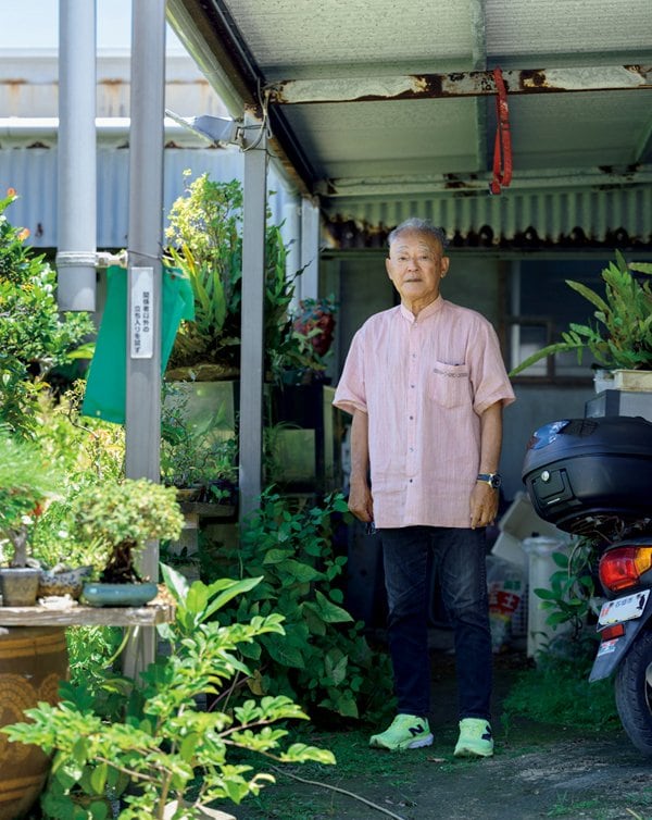 72歳の伊志嶺吉盛は八重山ポニーズの代表として後進を育てる日々だ。かつて寮だった自宅では丹精込めて盆栽を育てる Hirofumi Kamaya