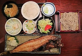 ＜昼＞　ホッケ、冷や奴、サラダ、ごはん、味噌汁、漬け物、そば