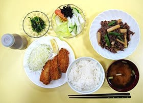 ＜晩＞　牛肉と野菜の煮物、カキフライ、ほうれん草の胡麻和え、生野菜、ごはん、味噌汁、牛乳。「練習がない日曜日は外食しますが、ファストフードは食べません。遊ぶよりも、部屋でゆっくりしてることが多いですね」