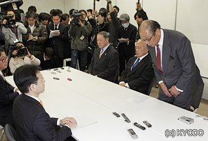 文科省を訪れ今回の八百長問題について謝罪する放駒理事長。朝青龍問題、“かわいがり”事件、大麻問題、野球賭博問題と不祥事が続く中、協会はその権威と信頼を失っていった