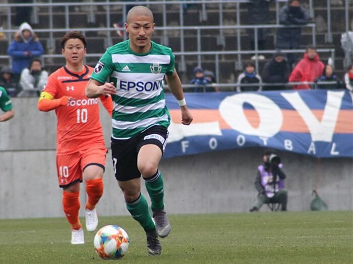 パスが来なくても裏を突く俊足FW。松本山雅・前田大然はJ1で化けるか。＜Number Web＞ photograph by Hajime Tsukakoshi