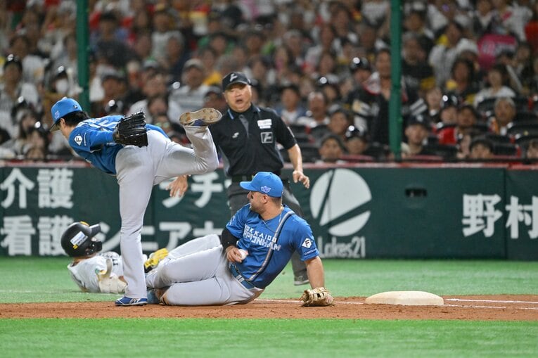 ［第4戦］ホークス中村晃が一ゴロで不運な悶絶の一部始終　©Hideki Sugiyama