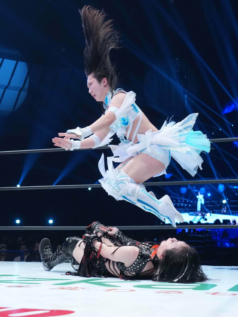 成功した玖麗さやかのファイヤーバードスプラッシュ　©Essei Hara