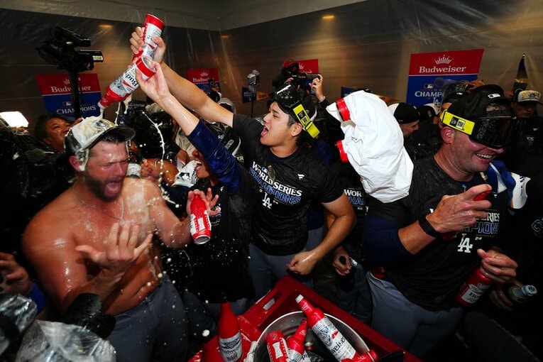 ワールドシリーズ優勝直後のシャンパンファイト。クレイトン・カーショウ（36歳）の頭にビールをかける大谷翔平　©Getty Images