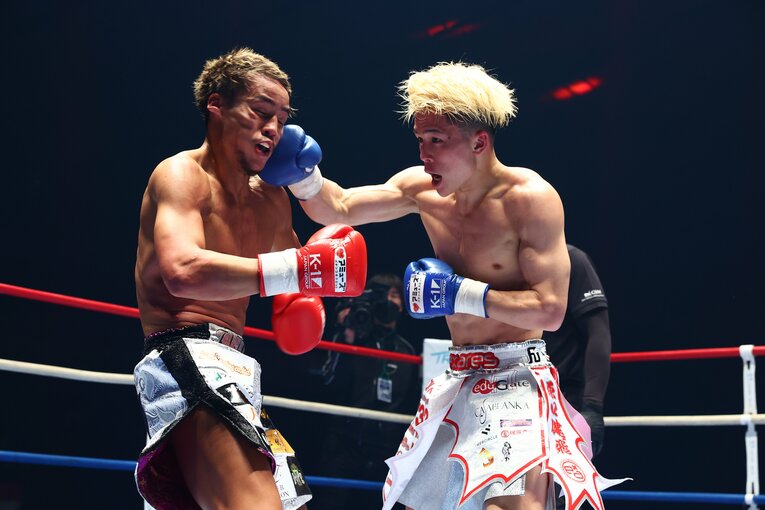 門口佳佑の右が軍司泰斗の顔面にヒットした瞬間　©RISE/Chiyo Yamamoto