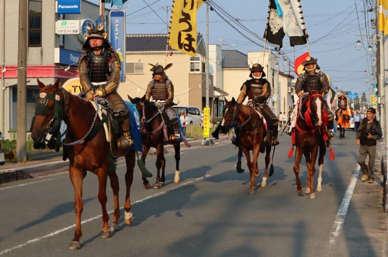 2023年の相馬野馬追、本祭りの締めくくり「帰り馬」で騎馬武者を背に引き揚げる馬たち。相双地方における“人と馬の共生のかたち”に迫った ／ photograph by Akihiro Shimada