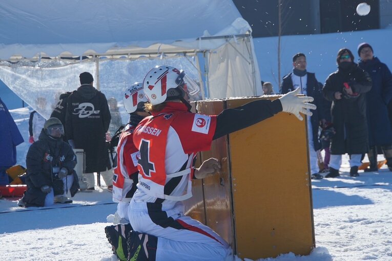 試合の勝敗を左右するのはロブ（高い球）の精度。初心者は体が伸びあがりがちだが、強豪チームになると膝をつけたまま、小さな腕の振りで高い球を投げることができる　©Kei Nakamura