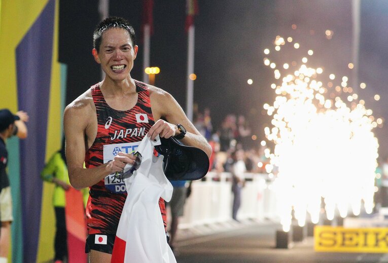 ドーハの世界陸上で東京五輪への切符を手にし、レース直後は達成感に満ちていた鈴木　©JIJI PRESS