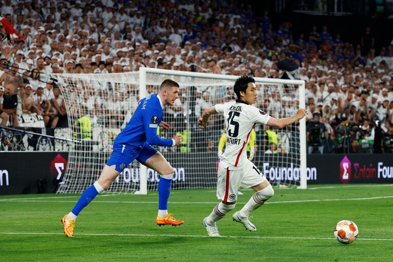 鎌田大地の号泣と“日の丸スパイク”に思い出す4年前の「カタールW杯には絶対出たいですよ」 長谷部誠とのEL優勝写真に“秘められた熱量”とは(20)