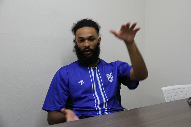 「日本だとストライクゾーンの高さがこう違っててさ…」と解説するジャクソン　©NumberWeb