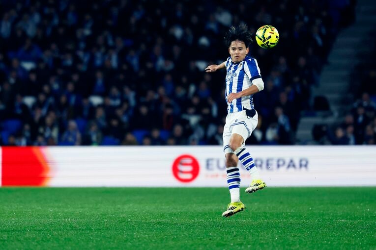 右サイドで奮闘する久保（写真は続きます）　©Daisuke Nakashima