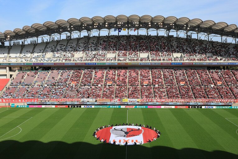 アントラーズ協賛30周年企画として、ホームゲームでの選手入場時に登場したセンターサークルバナー。今後もホームゲームでの掲出を予定　©KASHIMA ANTLERS