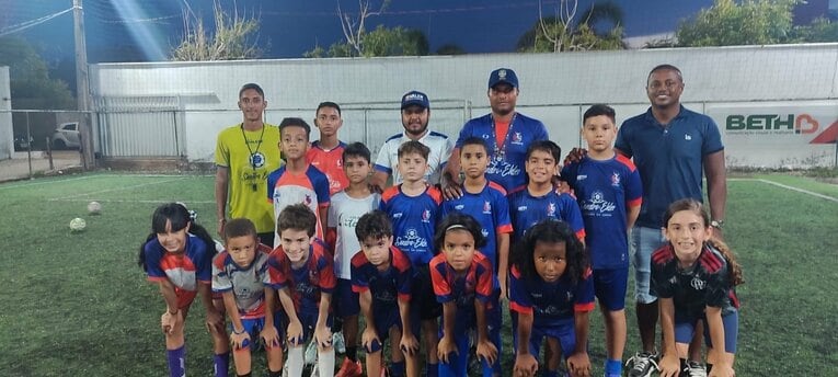 スクールの子供たちとその指導者。女の子もいた©Hiroaki Sawada