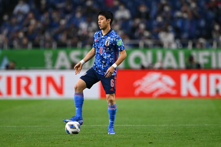 昨季のブンデスリーガでトップのデュエル勝利数を記録し、日本代表に必要不可欠な存在となった遠藤航は最高のロールモデルだ　©JMPA