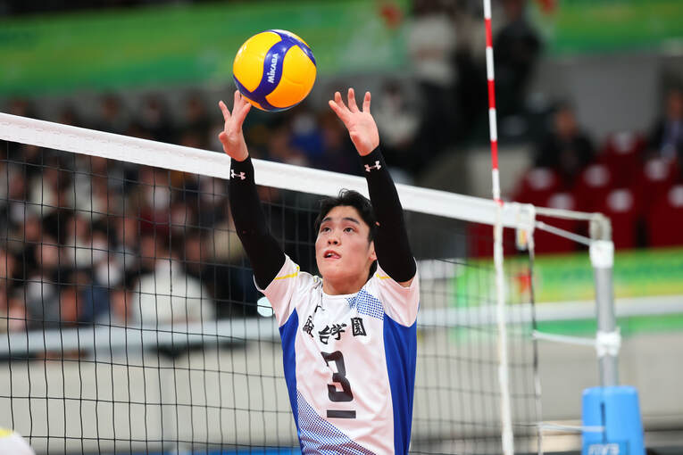 正確なトスワークが光った三宅綜大。OBの兄・雄大に続いて全国制覇を達成した　©︎Yohei Osada/AFLO SPORT