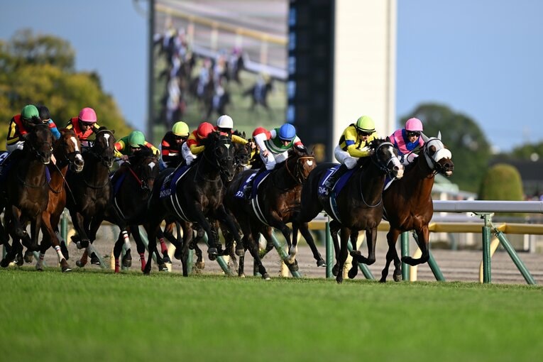 馬群から抜け出したマスカレードボール　©Keiji Ishikawa