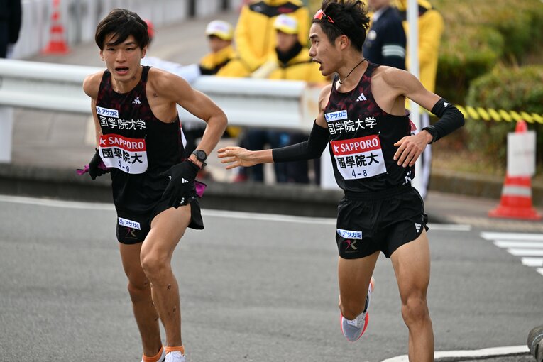 8区を走った2年生の鎌田匠馬から襷を受けた吉田（左）。182cmの長身ランナーだ　©Naoya Sanuki