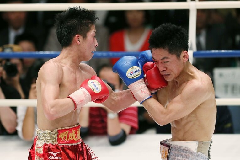 2013年4月、後楽園ホールで拳を交えた井上尚弥と佐野友樹さん。プロ3戦目の井上にとって、初めての日本人選手との対戦だった　©AFLO SPORT