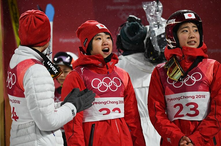 伊藤（中央）ら日本勢は高梨の大ジャンプに喜びを露わにした ／ photograph by Asami Enomoto/JMPA