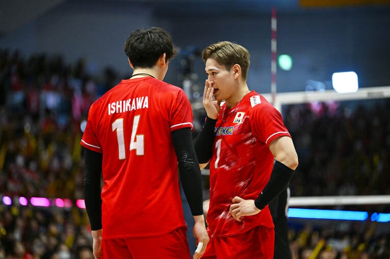 石川に言葉をかける西田。イラン戦では悪い流れを断ち切るスパイクやブロックで勝利に貢献した　©︎JVA/AFLO SPORT