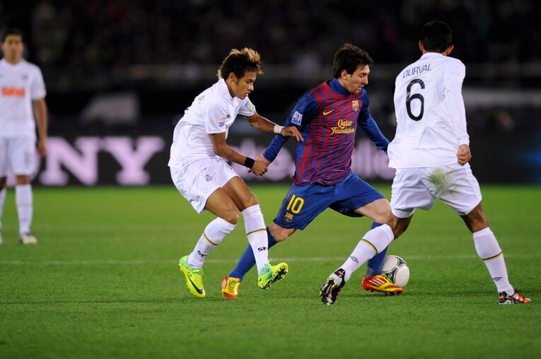 2011年のクラブW杯、メッシとマッチアップするネイマール　©Takuya Sugyama