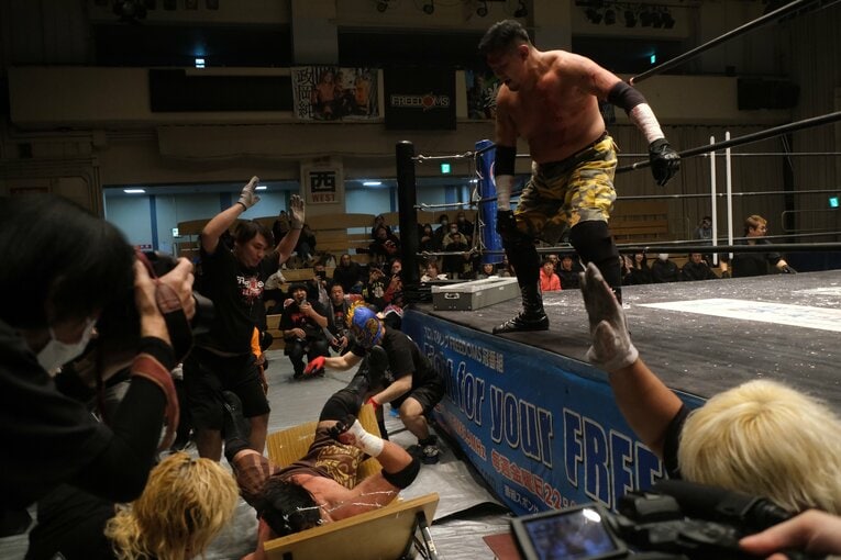 蛍光灯で殴り合い、大流血して…メキシコ人デスマッチファイター「もっと日本にいたい」ビオレント・ジャックの切実な思い「外国人がって…でも、ここがオレの家」(15)