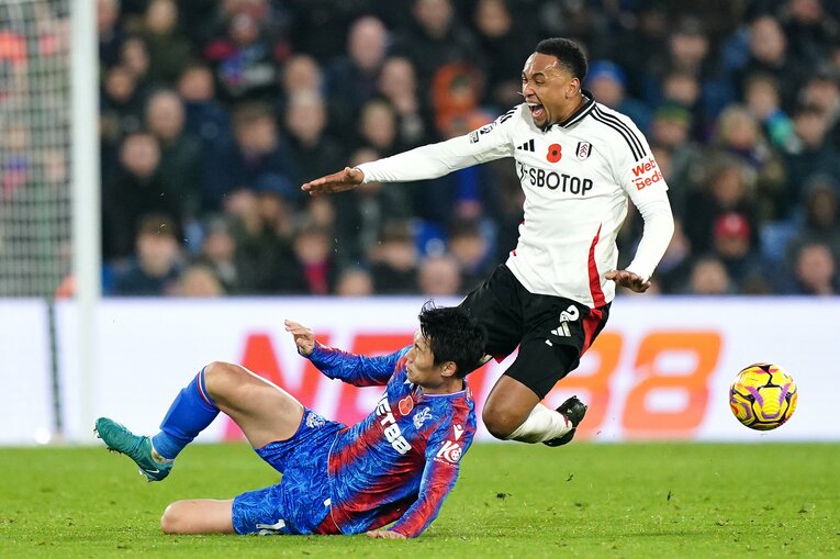 危険タックルで鎌田大地が一発退場となったシーン【2枚目／全3枚】　©AFLO