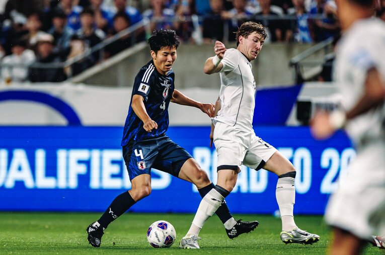 ボール運び、縦パス供給など積極的なプレーを見せ、E-1選手権でも活躍が期待される鈴木淳之介 ／ photograph by Kiichi Matsumoto