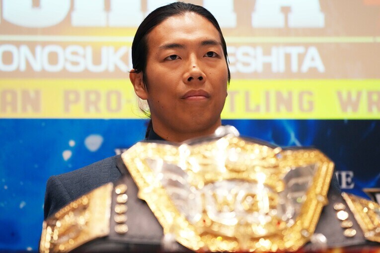 記者会見に臨んだ竹下幸之助　©Essei Hara