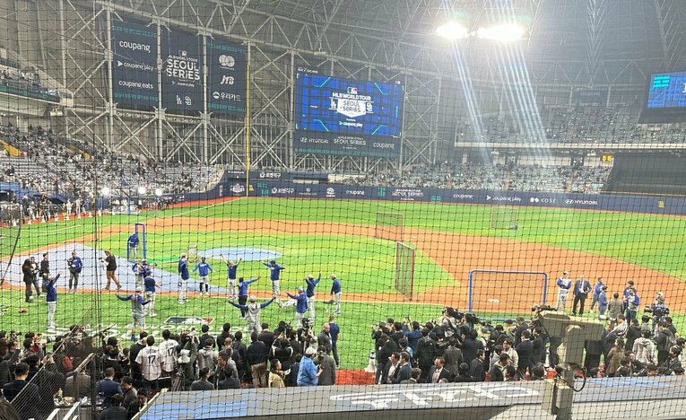 ドジャースがただ準備体操をするだけでもメディアが大勢集まる