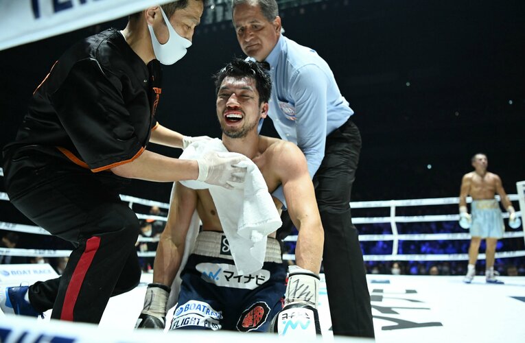 駆け寄ってきた田中繊大トレーナーに「すいません」と告げた村田。最強王者への挑戦は9ラウンド2分11秒TKO負けという結果に終わった(9/9)　［代表撮影］©JIJI PRESS