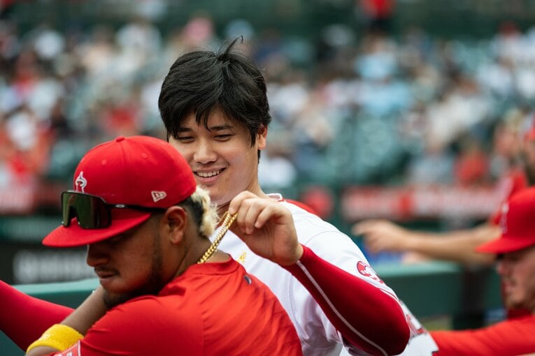チームメイトのアクセサリーをツンツンして遊ぶ大谷　©Getty Images