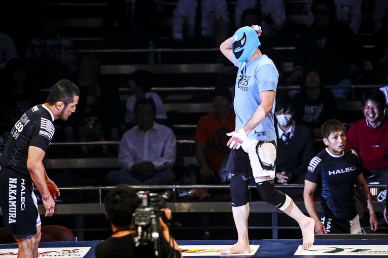 自身も選手としてQUINTETに参戦。入場時のパフォーマンスは健在