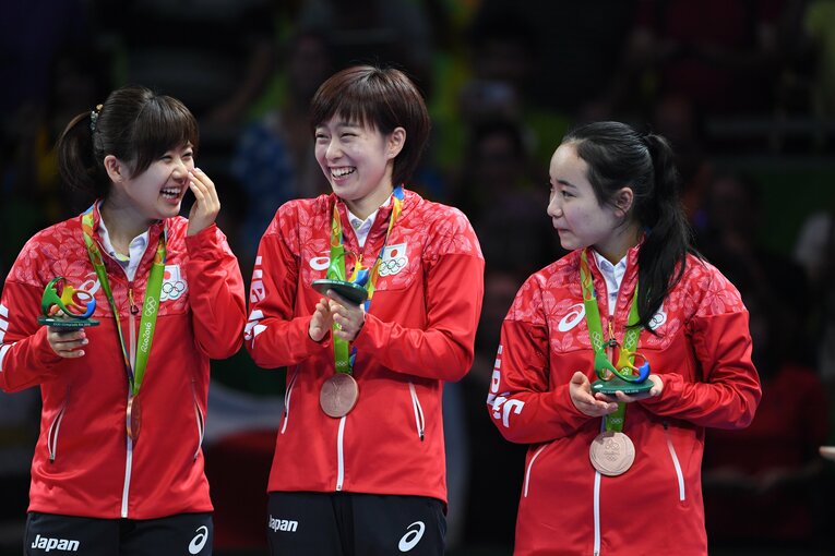 2016年リオ五輪女子団体では福原愛（左）、伊藤美誠（右）、石川のチームで銅メダルを獲得　©JMPA
