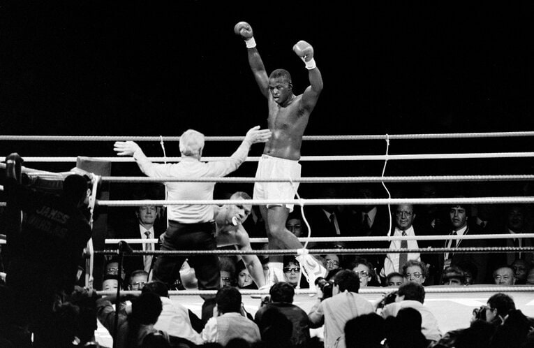 東京ドームでジェームス・ダグラスにKOされ、マウスピース吐き出すマイク・タイソン　©JIJI PRESS