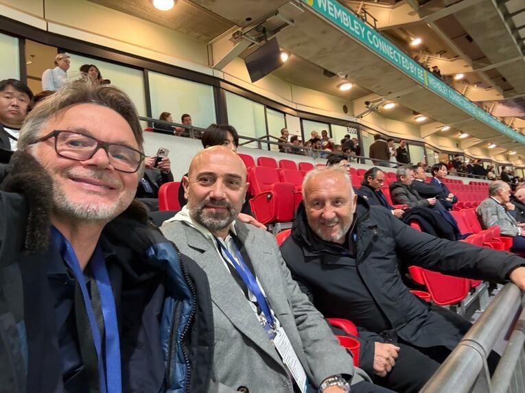 【ウェンブリー、テレビに映らなかった日本代表レア写真】ザッケローニとトルシエの元日本代表監督2ショット（写真は右に続きます）　※トルシエ氏提供