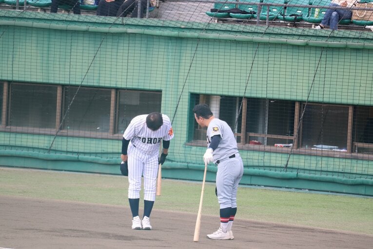 仙台育英・須江監督と話す佐藤洋監督