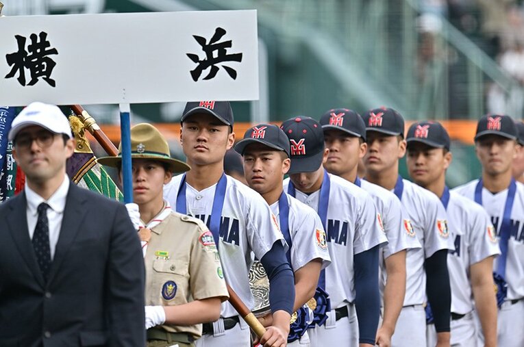 19年ぶりのセンバツ優勝を果たした横浜高校。表彰式の阿部葉太主将らは「勝って兜の緒を締めよ」がしっくりくる表情だった ／ photograph by Hideki Sugiyama