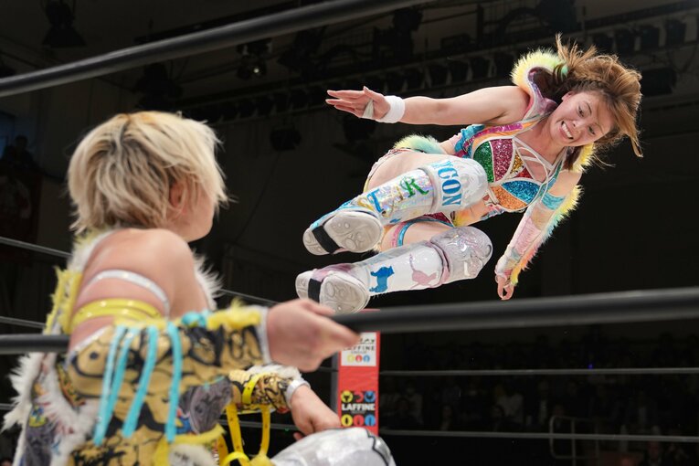 高橋奈七永に低空ドロップキックを放つ岩谷麻優　©Masashi Hara