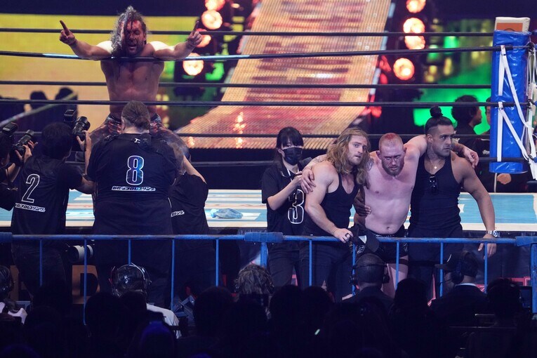 死闘の末敗れたゲイブ・キッドと勝者のケニー・オメガ　©Masashi Hara