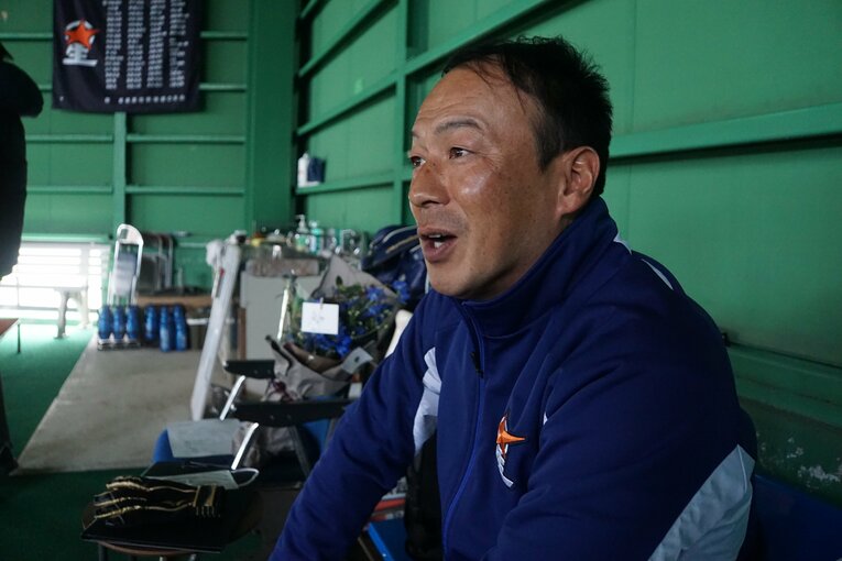 インタビューに応える山下智将監督、42歳 ©Kei Nakamura