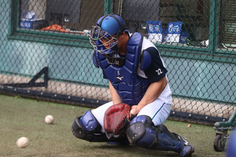 ワンバウンド捕球をする益子