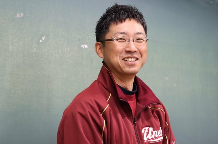 奈良県屈指の公立進学校である畝傍高校の野球部を率いる雀部尚也監督。智弁学園や天理といった強豪を「普通の公立校」が倒すには何がいるのだろうか？　©Genki Taguchi