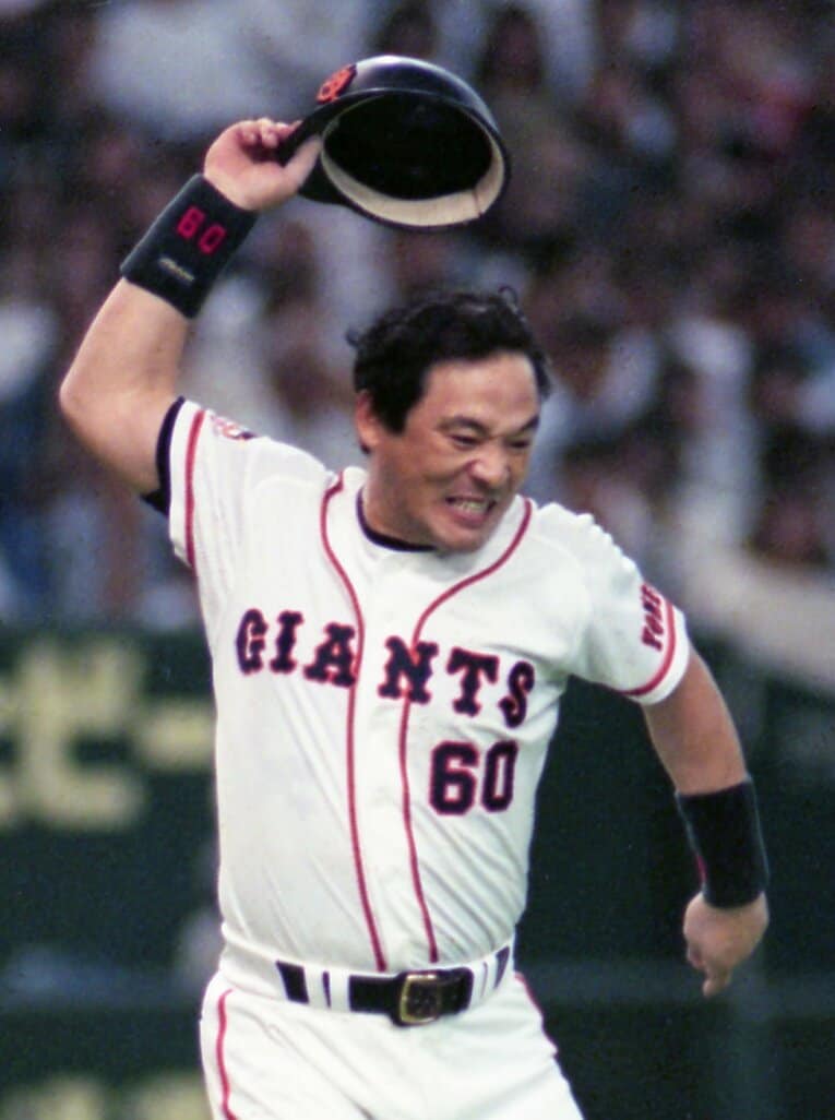 1994年8月10日、斎藤隆（横浜）のデッドボールに怒り、「二度目だろ」とヘルメットを叩きつける落合　©KYODO