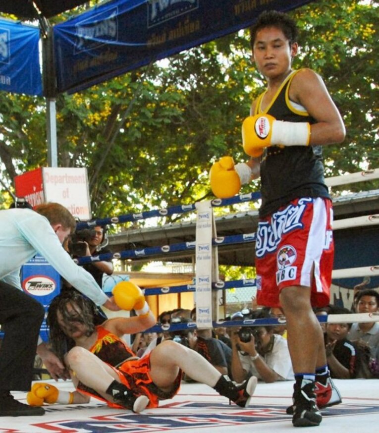 2007年4月3日、バンコクの刑務所内で行われた女子ライトフライ級タイトルマッチで、宮尾綾香（左＝当時24）からダウンを奪ったシリポーン・タウィースク　©KYODO