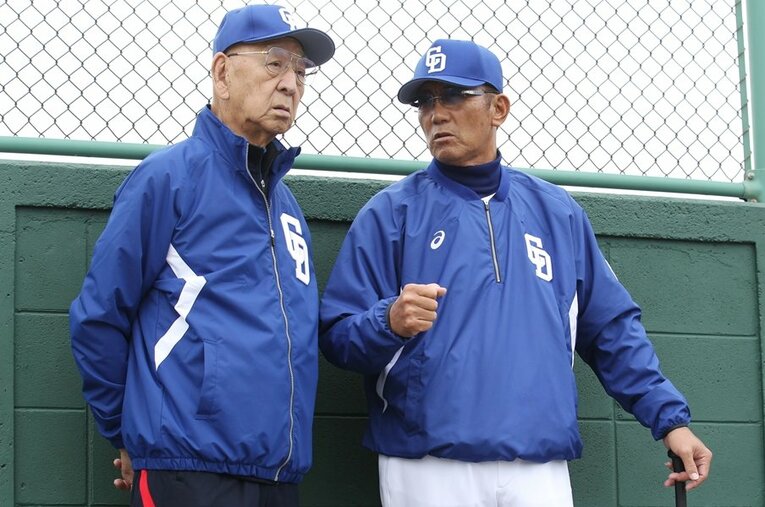 2017年、森繁和監督時代の中日キャンプを視察する杉下茂氏 ／ photograph by JIJI PRESS