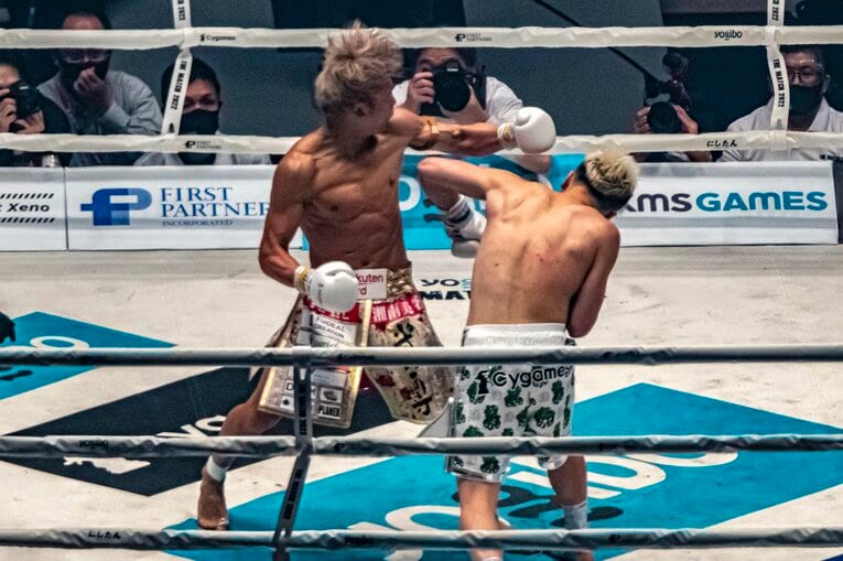 那須川天心が武尊からダウンを奪った場面（連続写真）　©Takuya Sugiyama