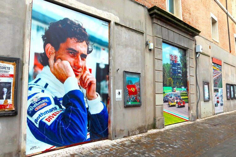 イモラの街中に掲げられたセナの肖像。30年の時を経てなお、人々の心に強く刻み込まれている ／ photograph by Masahiro Owari